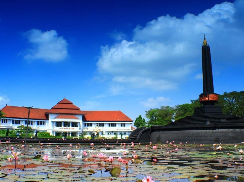 Tugu-Kota-Malang-1-1024x683